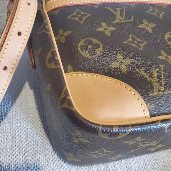 Authentic Louis Vuitton purse - Picture 4 of 15